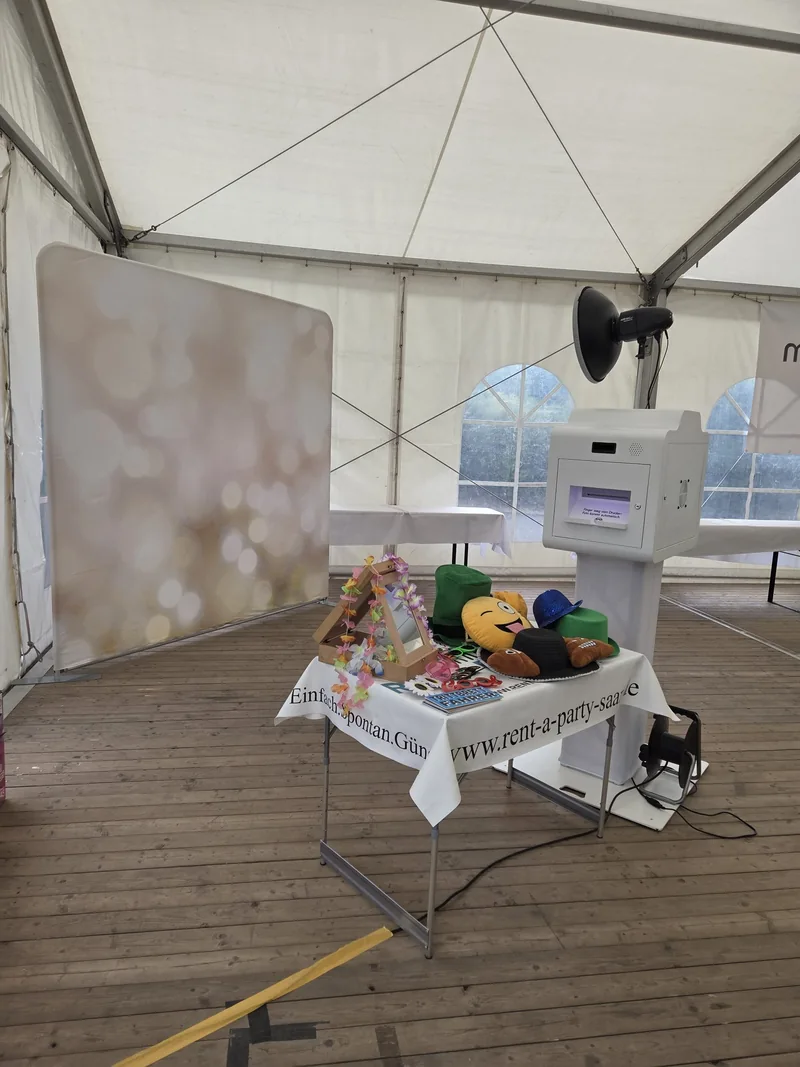 Fotobox mit Rückwand und Requisiten beim Movianto-Jubiläum