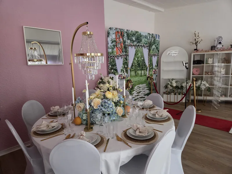 Gedeckter Hochzeitstisch als Ausstattungsbeispiel im Showroom