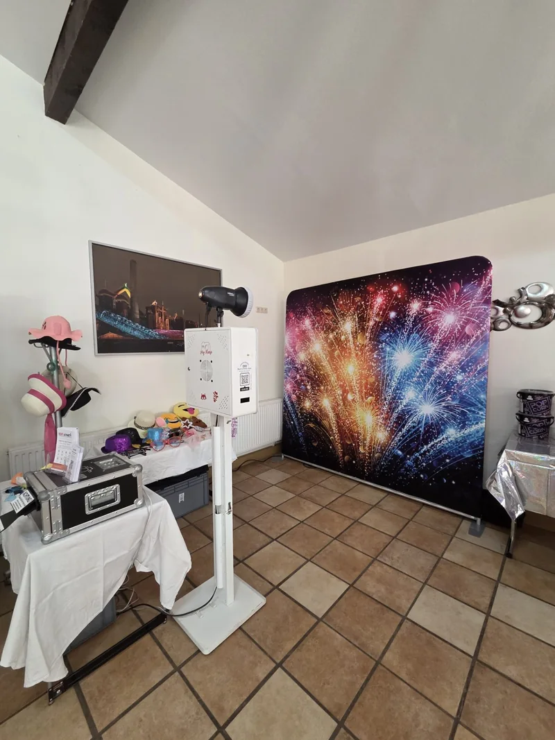 Fotobox mit Rückwand und Requisiten beim 30. Geburtstag