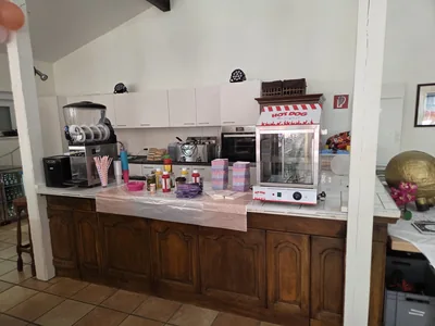 Hot-Dog-Steamer und Slushmaschine im Einsatz