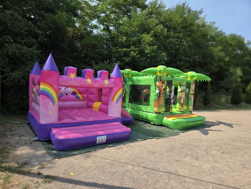 Einhorn- und Jungle-Hüpfburg als Beispiel für eine Spielfläche