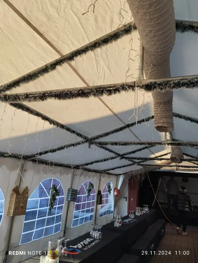 Weihnachtlich dekoriertes Zelt