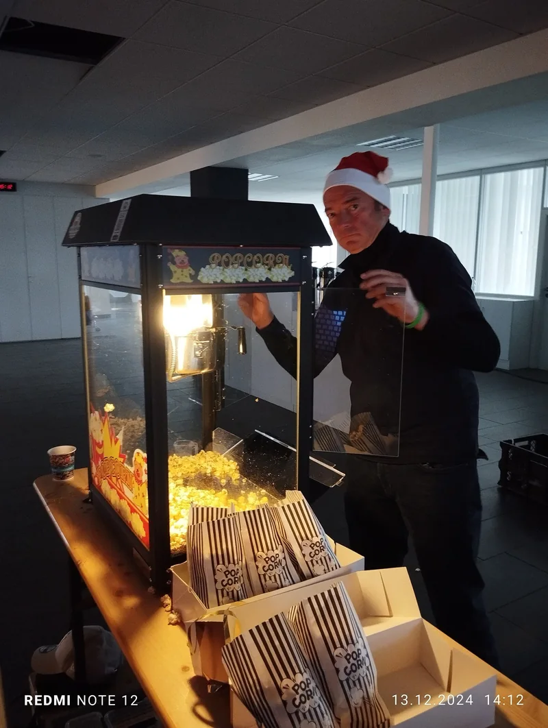 Frische Popcorn-Zubereitung bei einer Firmenweihnachtsfeier