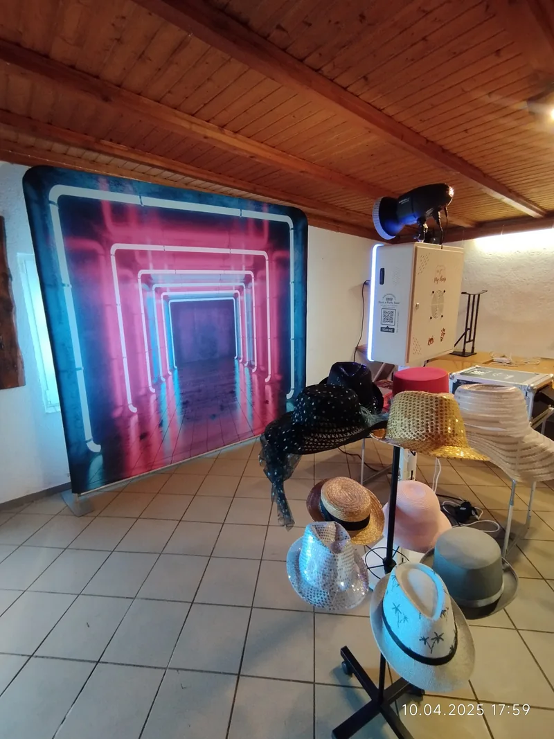 Fotobox mit farbigem Hintergrund und Requisiten