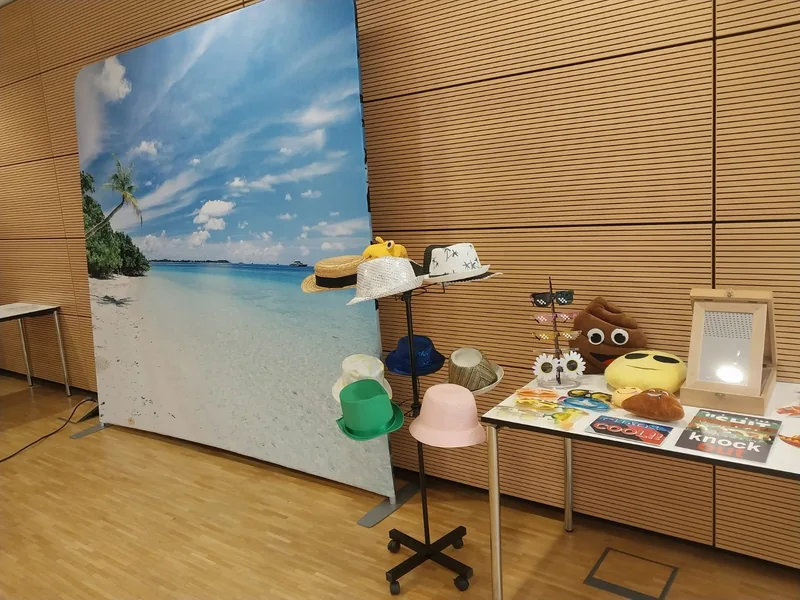 Fotohintergrund und Requisiten als Eventbaustein