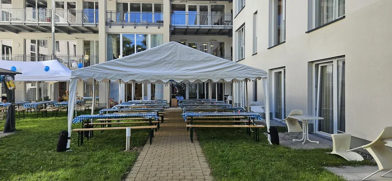 Oktoberfestaufbau mit Pavillon und Bierzeltgarnituren für ein Seniorenheim in Saarbrücken