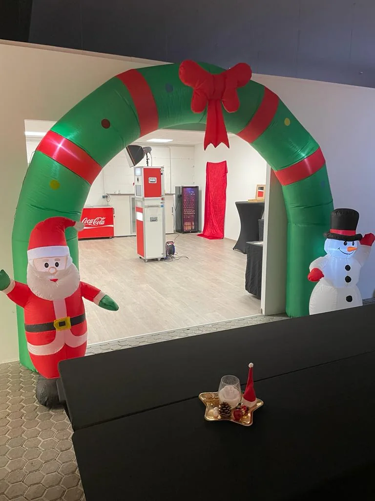 Aufgebauter aufblasbarer Weihnachtsbogen mit Weihnachtsfiguren