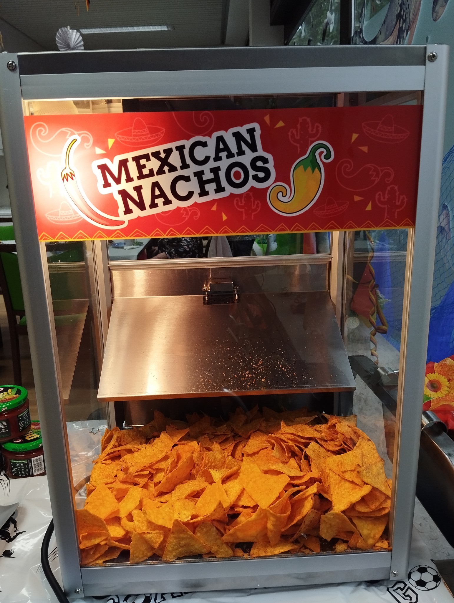 Beleuchteter Nacho-Wärmer von Rent a Party mit Nachos im Einsatz