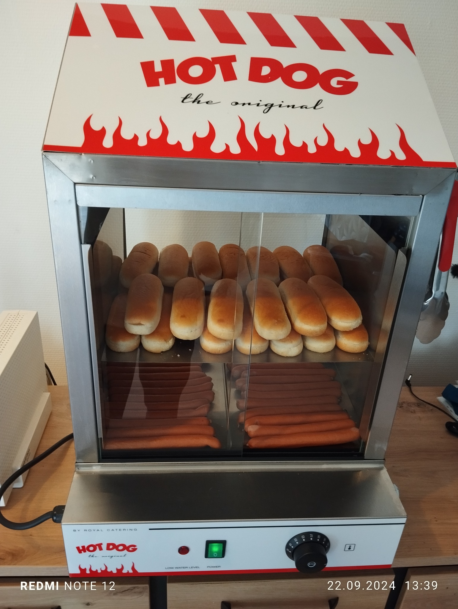 Hot Dog Steamer von Rent a Party im Einsatz mit Brötchen und Würstchen