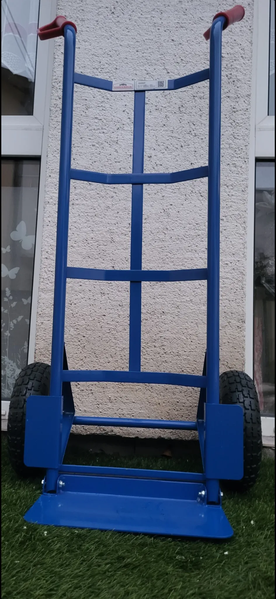 Blaue Sackkarre mit zwei Rädern und Ladefläche