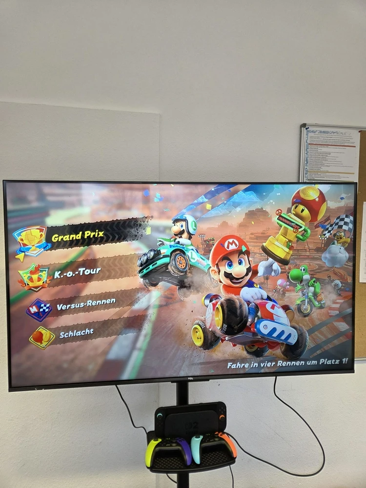 Gaming-Aufbau mit Fernseher und Konsole