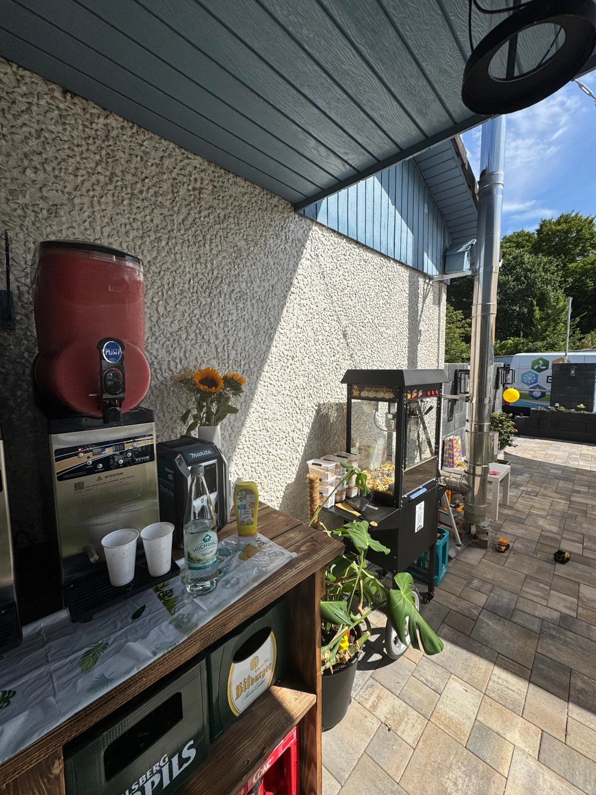 Slush-Eis-Maschine 1 × 15 Liter mit rotem Slush auf einer Feier