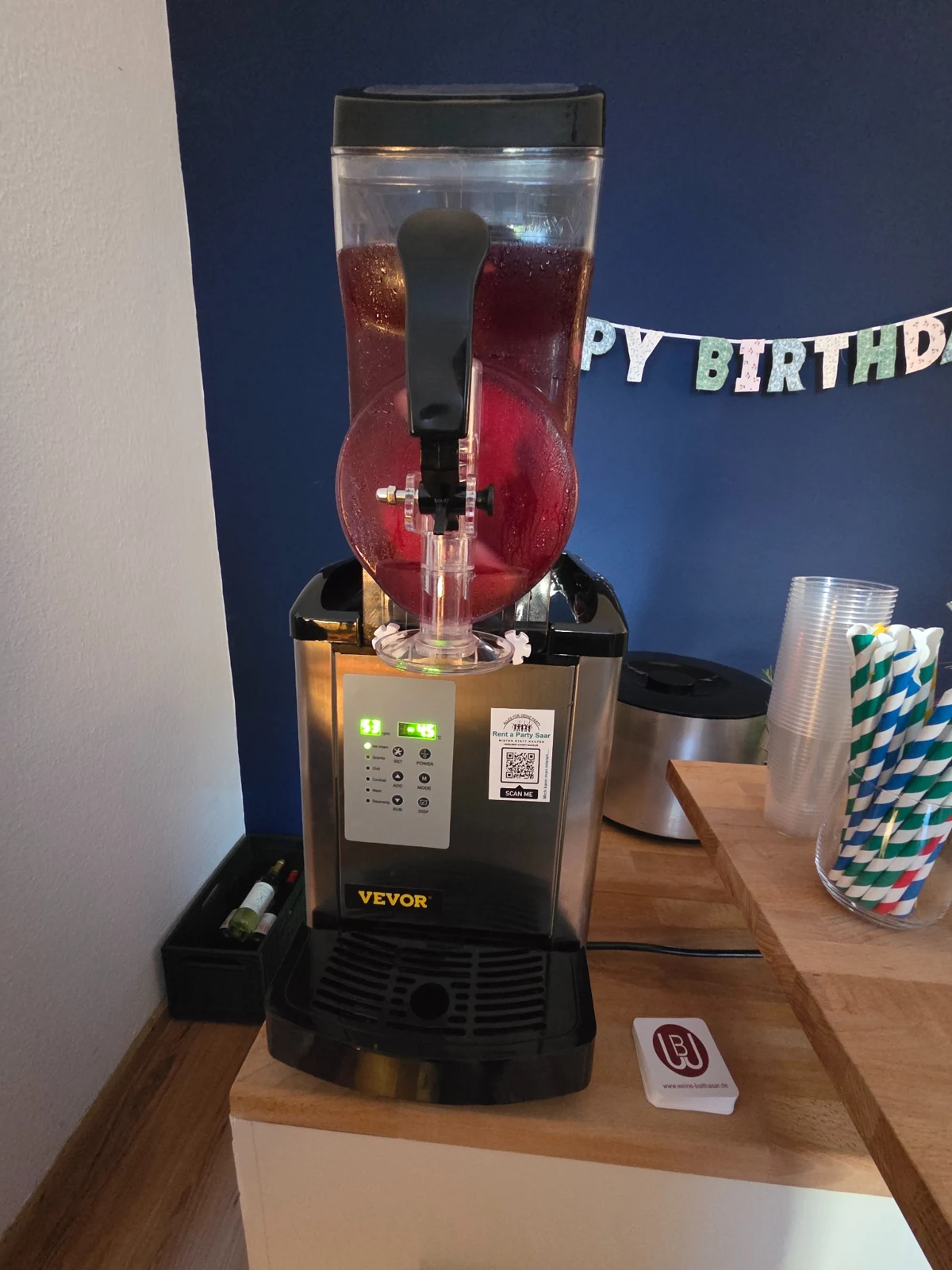 Slush-Eis-Maschine 1 × 6 Liter mit rotem Slush beim Geburtstag