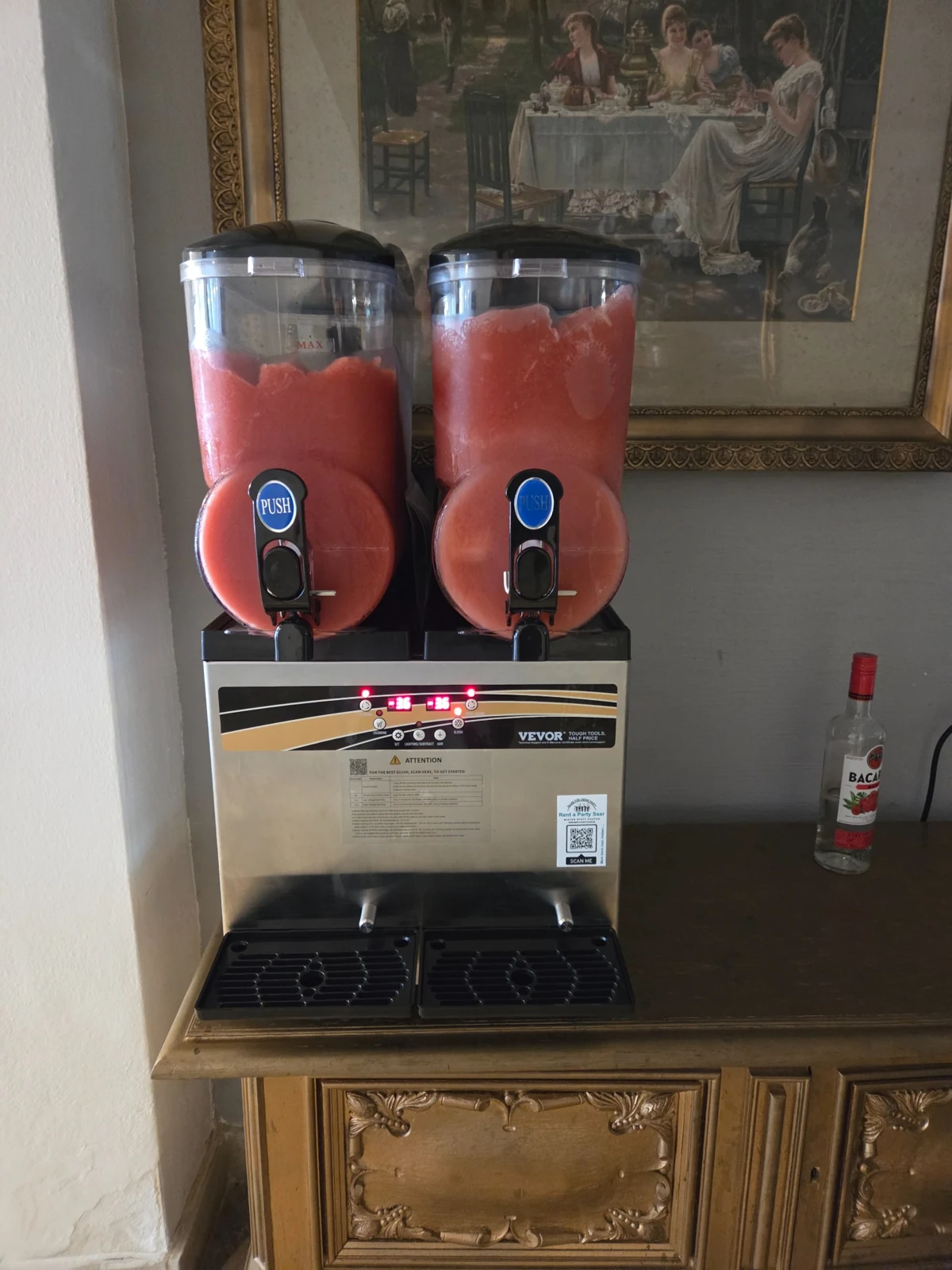 Slush-Eis-Maschine 2 × 15 Liter mit rotem Slush auf einer Feier
