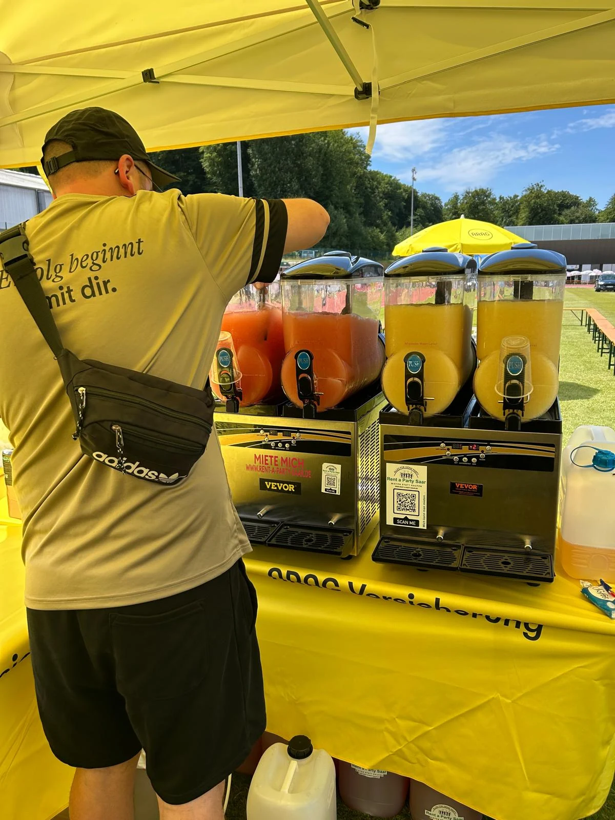 Slush-Eis-Maschinen mit fruchtigem Slush im Einsatz beim Sommerfest