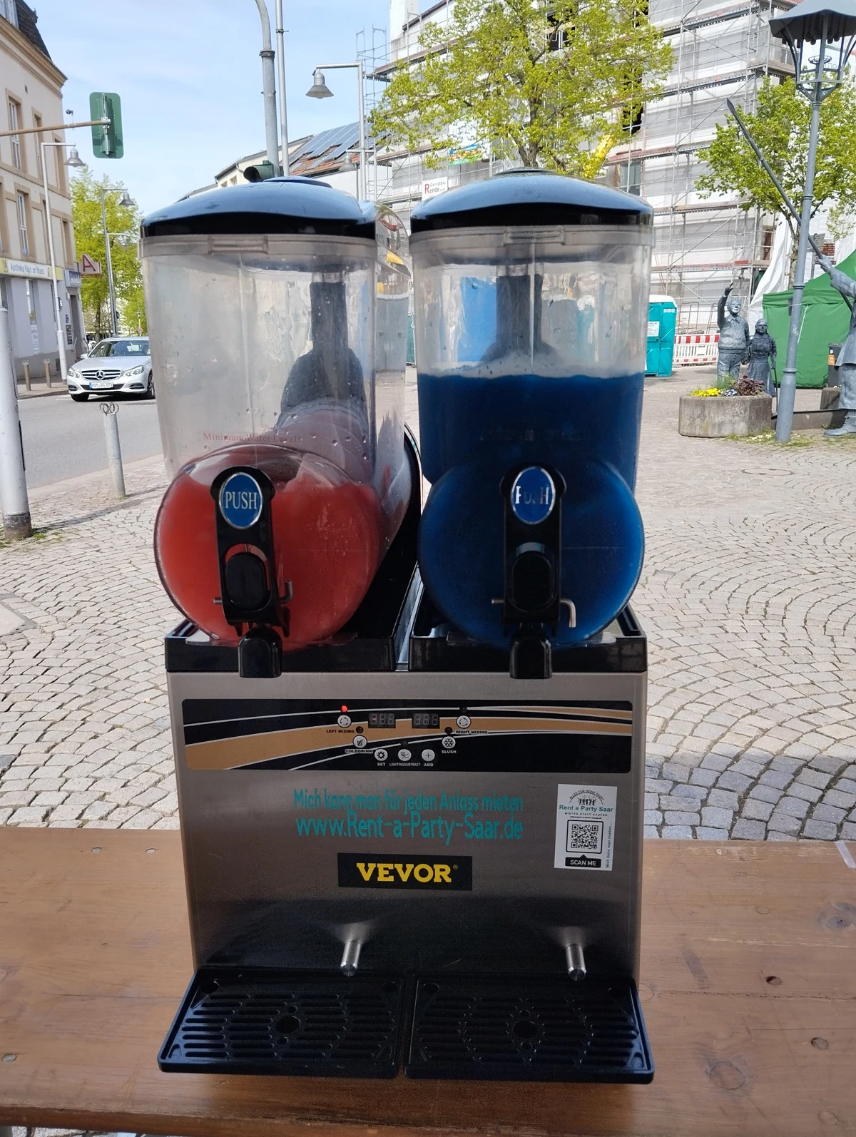 Slush-Eis-Maschine 2 × 15 Liter mit rotem und blauem Slush bei einer Veranstaltung