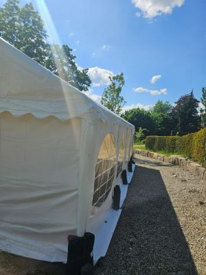 Festzelt 4x8m – inkl. Seitenplanen, weiß, mit Bodenrahmen