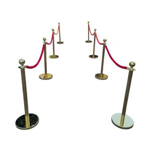 VIP-Eingang Deluxe – 8 Absperrpfosten mit Samtseilen